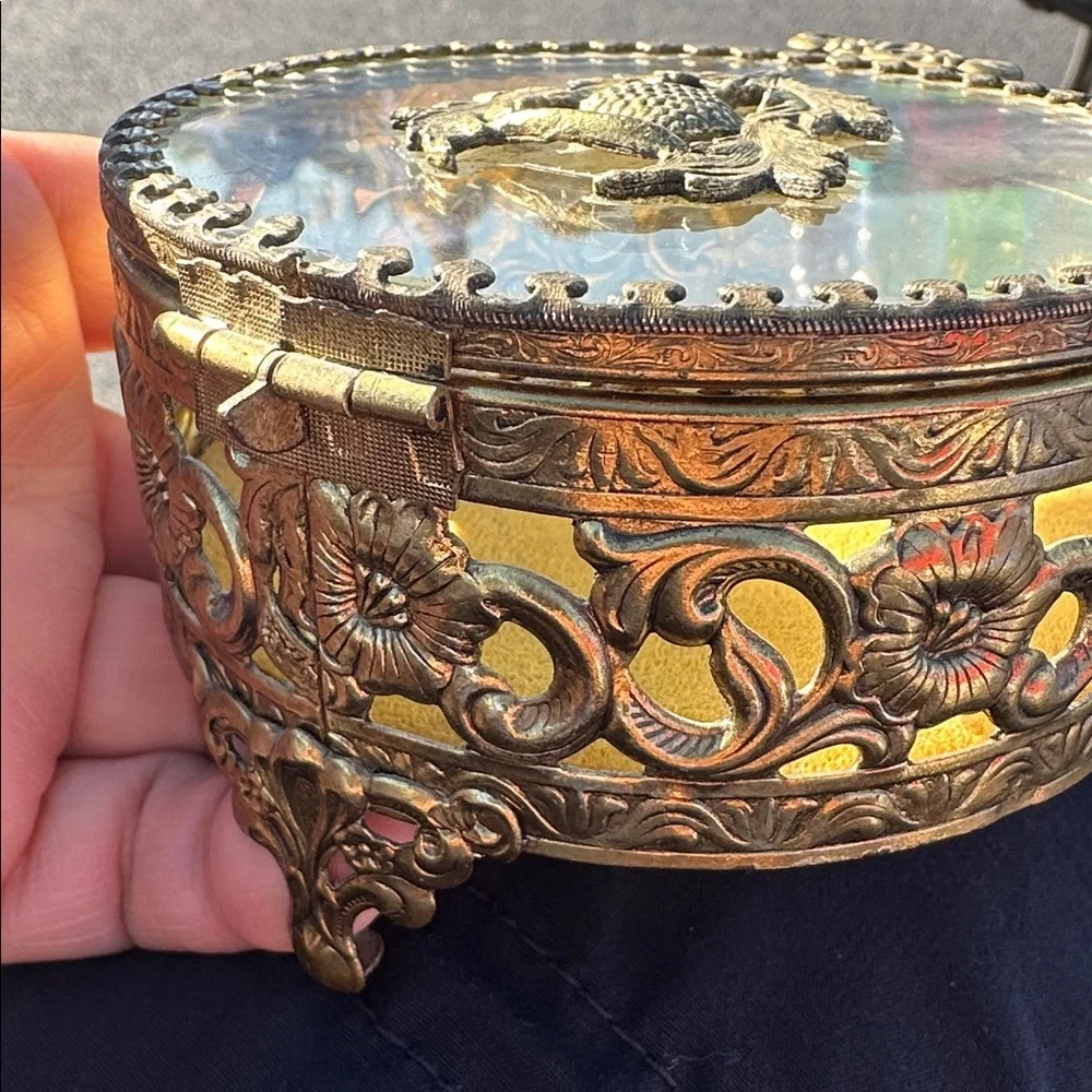 Vintage Ormolu Filigree Jewelry box - Picture 5 of 10